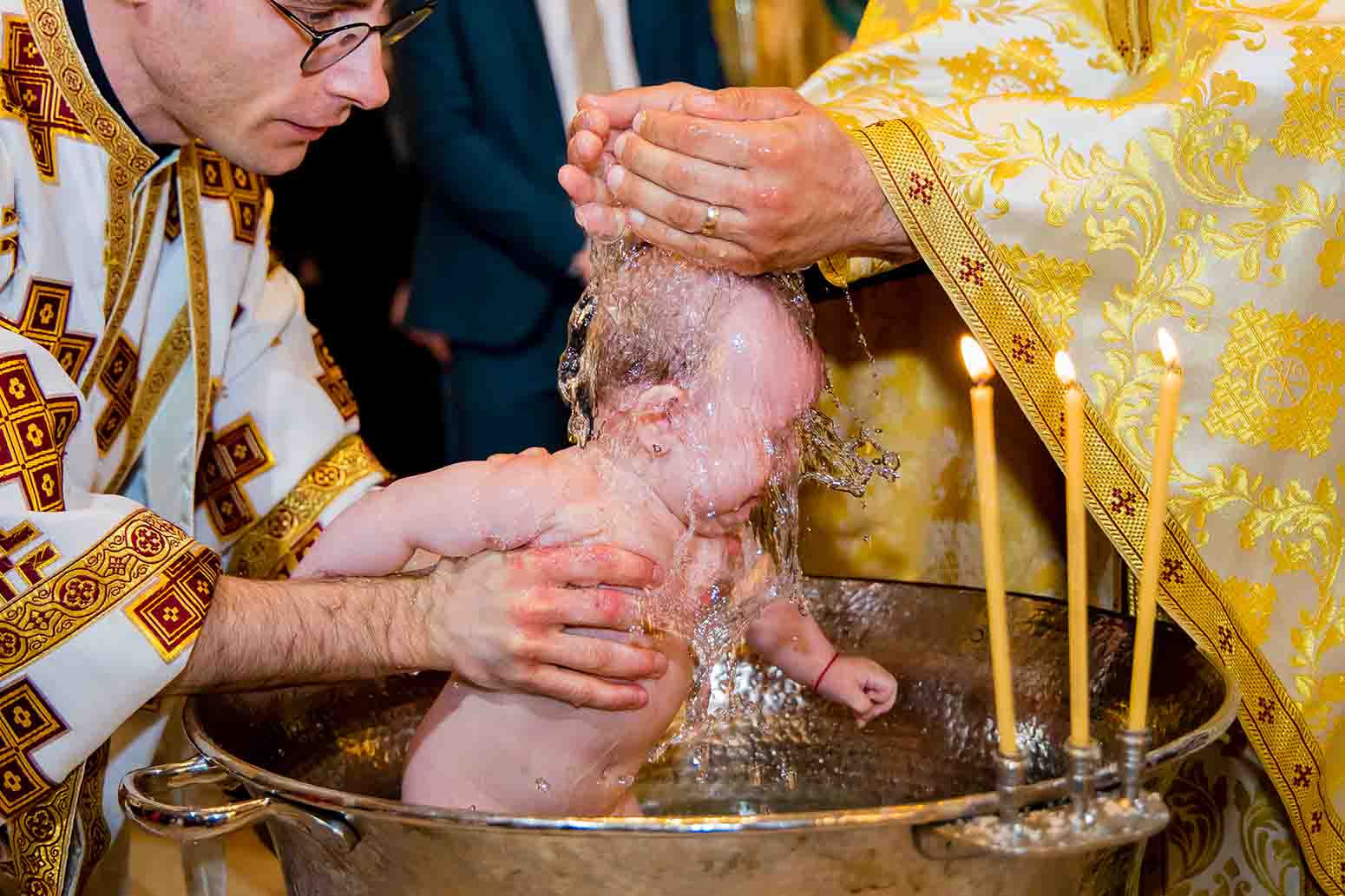 copil in biserica la botez